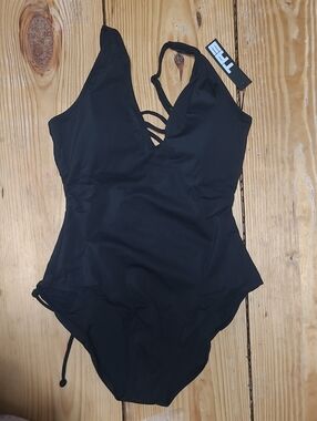 13. NWT  $175 STYLE PLUNGEY L SHORT